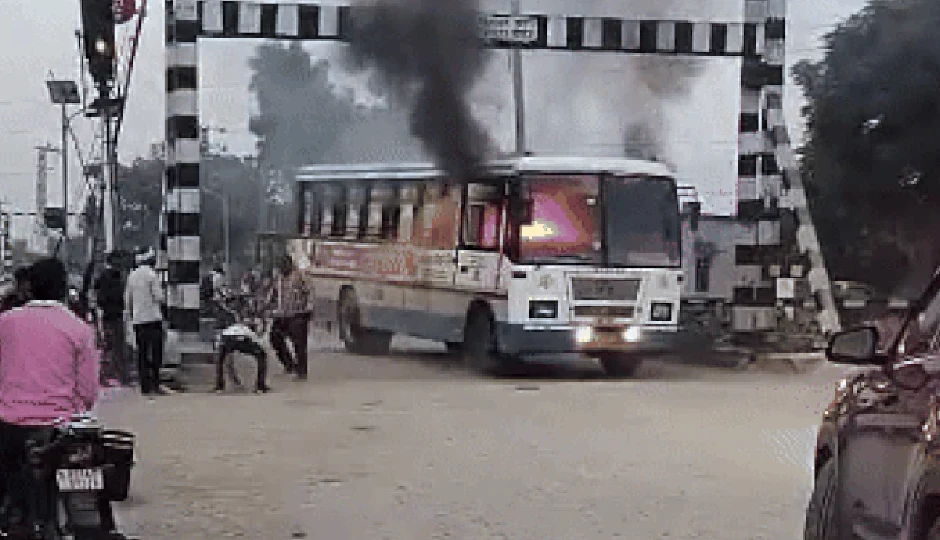 Rajasthan: जयपुर की सड़क पर आग का गोला बनी राजस्थान रोडवेज बस, 30 से अधिक यात्रियों ने कूदकर बचाई जान