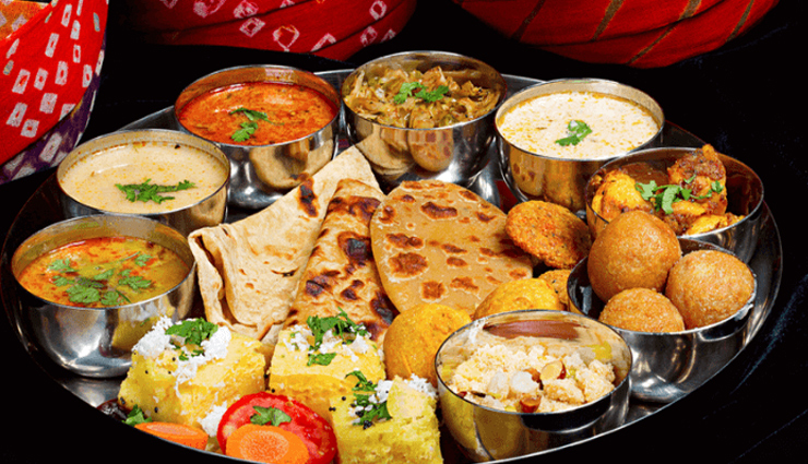 इन 10 व्यंजनों को खाए बिना अधूरी है राजस्थान की यात्रा, घूमने जाएं तो जरूर लें इनका स्वाद
