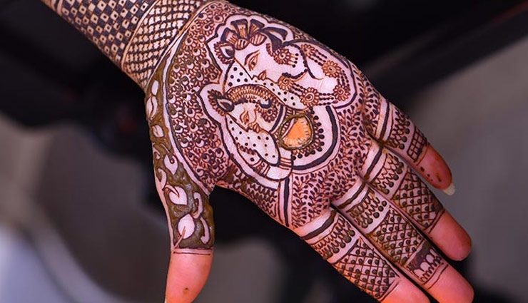 Karva Chauth Mehndi Designs: करवाचौथ पर ट्राई करें ये बेस्ट मेहंदी डिजाइन्स, सुंदरता में लगेंगे चार चांद karva chauth mehndi designs,karva chauth mehandi,karwa chauth special mehndi design,latest mehndi designs for karwa chauth,karwa chauth mehndi designs full hand,mehndi designs for karwa chauth 2021,easy mehndi designs for karwa chauth