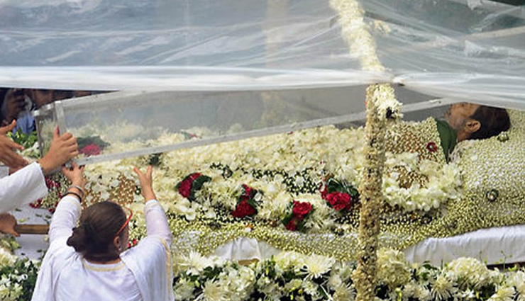 celebs whose funeral took place among the public,politicians,bollywood celebs,funeral rituals