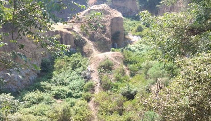 अलवर : गांव में पसरा सन्नाटा, 150 फीट गहरी खान में गिरे पांच युवक, दो की मौत तीन घायल