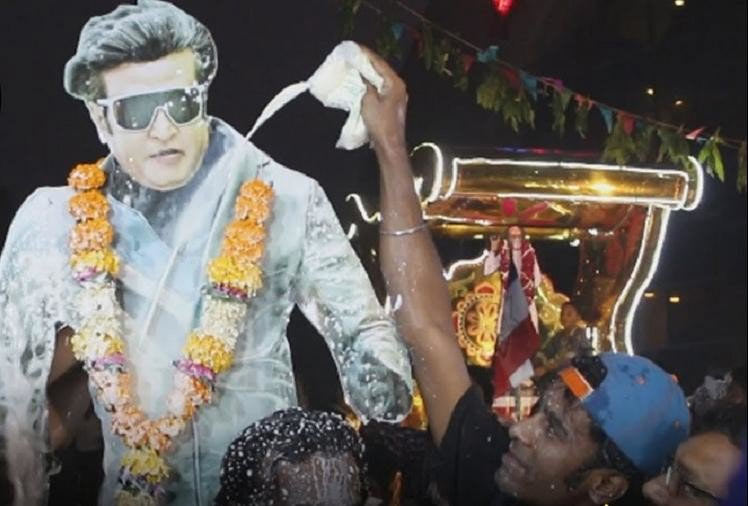 '2.0' : पहली झलक मिलते ही रजनी के फैन्स हुए आपे से बाहर, 3 मिनट तक रोकनी पड़ी फिल्म bollywood,Akshay Kumar,rajinikanth,2point0,2point0 review,2point0 movie review,robot 2point0,2point0 movie,robot 2point0 review,robo 2point0,2point0 leaked