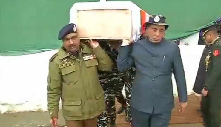 पुलवामा हमलाः शहीद जवानों के पार्थिव शरीर को कंधा देकर राजनाथ सिंह ने अर्पित की श्रद्धांजलि