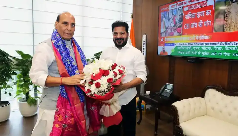 दिल्ली में रक्षा मंत्री राजनाथ सिंह से मिले तेलंगाना के मुख्यमंत्री रेवंत रेड्डी, आदिलाबाद एयरपोर्ट और रक्षा परियोजनाओं को लेकर रखीं अहम मांगें