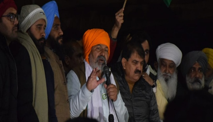 गाजीपुर बॉर्डर पर डटे किसान, हरियाणा से रात में टिकैट के समर्थन में हजारों ट्रैक्टर दिल्ली रवाना