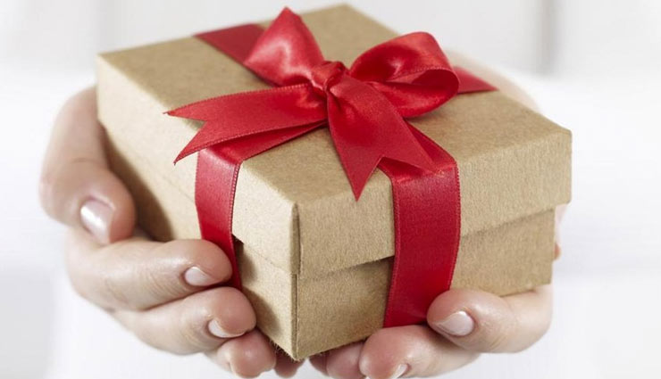 Rakhi 2018 : इस राखी अपनी बहन की राशि अनुसार दे उसे तोहफा, रिश्ता होगा और मज़बूत