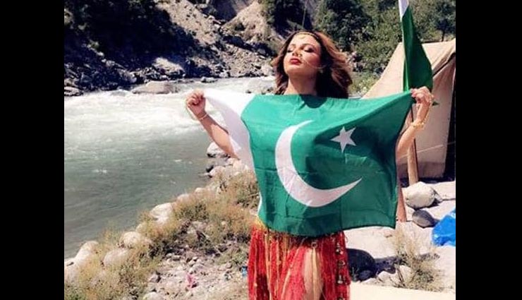 पाकिस्तानी झंडे के साथ राखी सावंत, फैंस बोले गद्दार