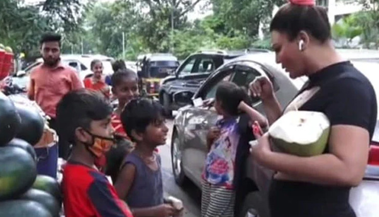 राखी सावंत ने गरीब बच्चों को पिलाया  नारियल पानी, वीडियो हो रहा वायरल  