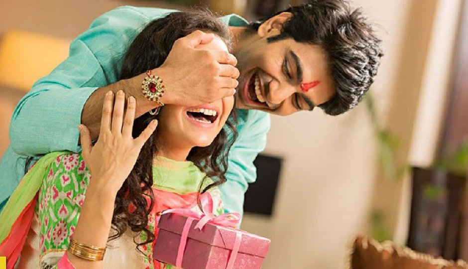 रक्षाबंधन पर दें बहन को उनकी राशि के अनुसार उपहार, प्यार और सौभाग्य दोनों मिलेगा