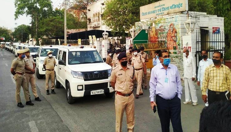 उदयपुर : कोरोना को लेकर अलर्ट पर प्रशासन, अधिकारियों ने सड़क पर उतर की लोगों से अपील