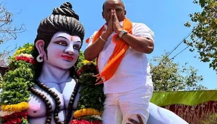 रैली के दौरान भगवान राम की मूर्ति पर चढ़े BJP विधायक, कांग्रेस ने की आलोचना; VIDEO