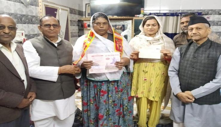 भरतपुर : अयोध्या में राम मंदिर निर्माण के लिए 3 किन्नरों ने दी 42 हजार रुपए की सहयोग राशि
