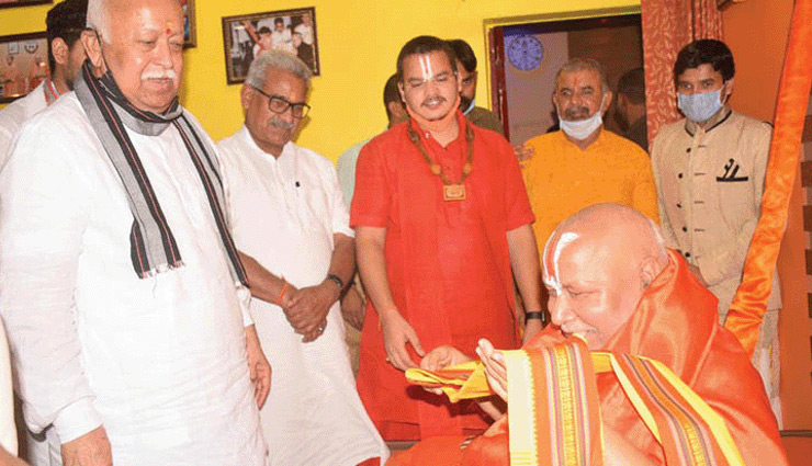 जगदगुरु रामभद्राचार्य ने मोहन भागवत के DNA वाले बयान को ठहराया गलत, योगी सरकार पर भी साधा निशाना, कहा - इनका काम केवल सोशल मीडिया तक सीमित 