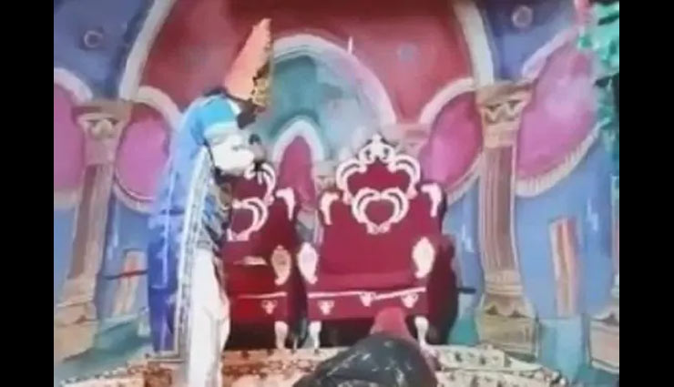 रामलीला नाटक में राम के वियोग में ऐसे रोए 'दशरथ' कि हकीकत में दम तोड़ गए