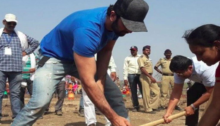 आलिया और रणबीर को ढोनी पड़ी मिट्टी, देखे तस्वीरे