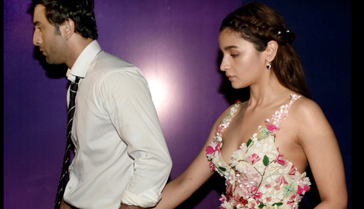 घर पहुँचने की जल्दी में रणबीर कपूर के साथ आलिया भट्ट, तस्वीरें वायरल