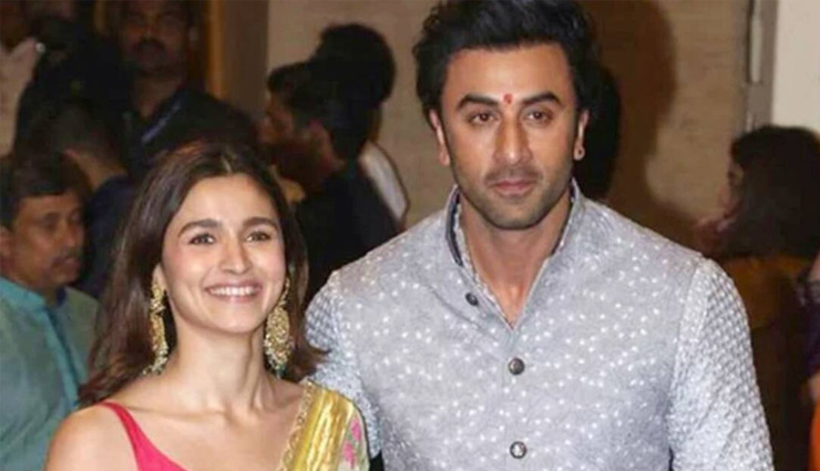 आलिया भट्ट ने भरी महफिल में रणबीर कपूर को कहा था I Love You, देखें वीडियो