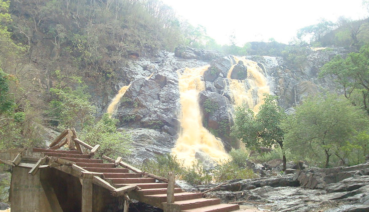 ranchi waterfall,waterfalls to visit in ranchi,hundru falls,jonha falls,dassam falls,hirni falls,panch ghagh