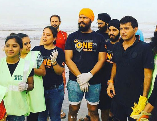 PHOTOS Hindus Immersed The Ganesha Idol, Sikh Randeep Hooda Cleard the Mess From Beach