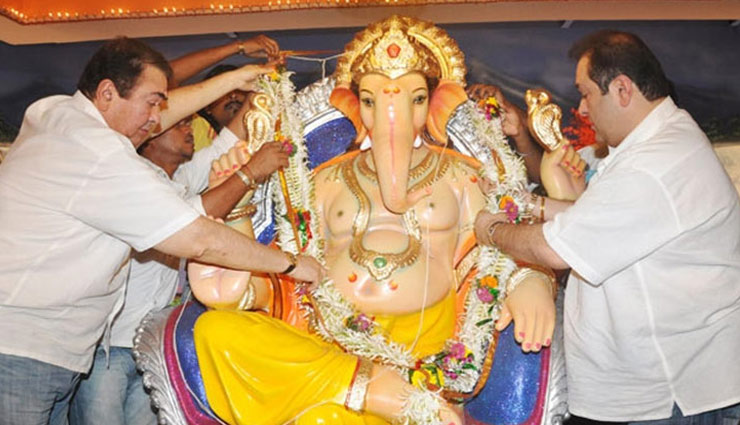 Ganesh Chaturthi 2018 : रणधीर संग राजीव कपूर पहुंचे 'लालबागचा राजा', चरणों में अर्पित की फूलों की माला, वीडियो