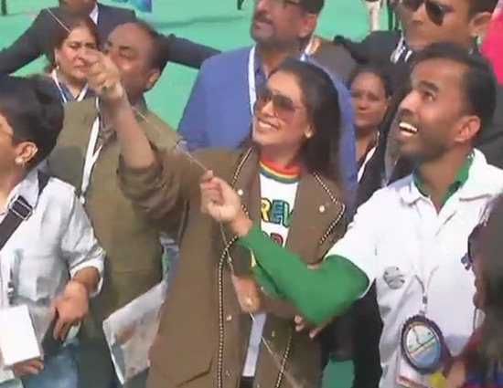 अपनी फिल्म के प्रमोशन के लिए अहमदाबाद में 'हिचकी' लेते हुए रानी मुखर्जी ने उड़ाई पतंग