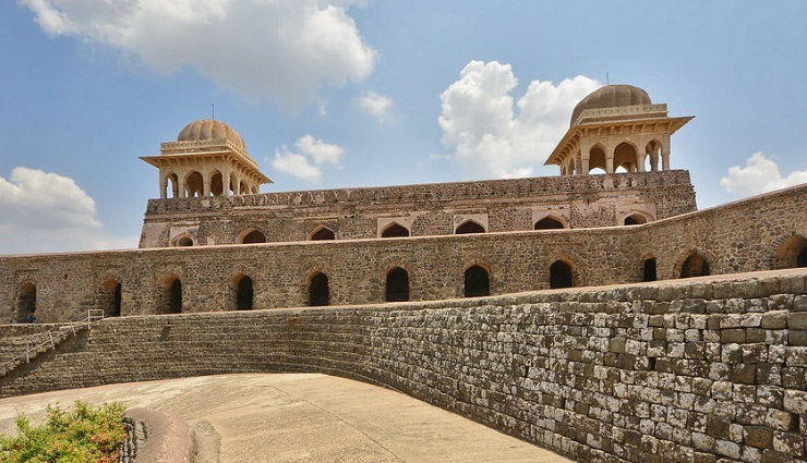 10 amazing places to explore in mandu,tourist attractions in mandu,historical monuments in mandu,jahaz mahal mandu,hathi mahal mandu,rani roopmati’s pavilion mandu,baz bahadur’s palace mandu,hindola mahal mandu,bagh caves mandu,hoshang shah’s tomb mandu,jami masjid mandu,munja talao mandu,rewa kund mandu,best places to visit in mandu,mandu tourist guide,things to do in mandu