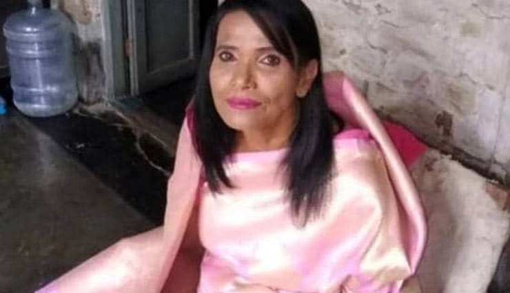 entertainment news in hindi,ranu mondal,fan,touch,viral video,social media