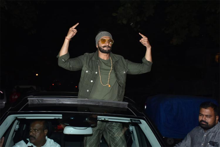 ‘सिम्बा’ ने मनाया जश्न, दीपिका बनी विशेष मेहमान, दिया आशीर्वाद, फोटो वायरल bollywod,simmba success bash,deepika padukone,ranveer singh,ajay devgn,Akshay Kumar,rohit shetty