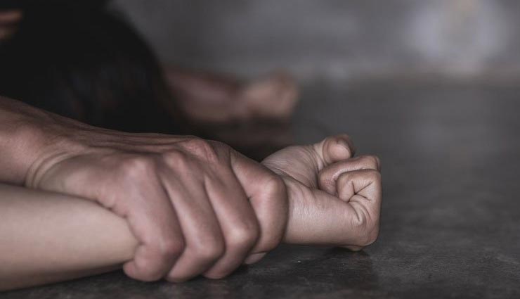 मुंबई : घर पर बुलाकर एयर होस्टेस के साथ किया रेप, कलीग गिरफ्तार