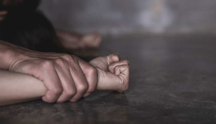 उत्तर प्रदेश : 16 साल की लड़की से रक्षाबंधन के दिन चचेरे भाई ने किया रेप, पीड़िता ने लगाई फांसी 