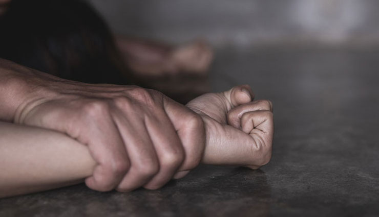 क्लीनिक पर बुलाकर डॉक्टर ने महिला को लगाया बेहोशी का टीका, फिर किया रेप, बनाया वीडियो क्लीनिक पर बुलाकर डॉक्टर ने महिला को लगाया बेहोशी का टीका, फिर किया रेप, बनाया वीडियो