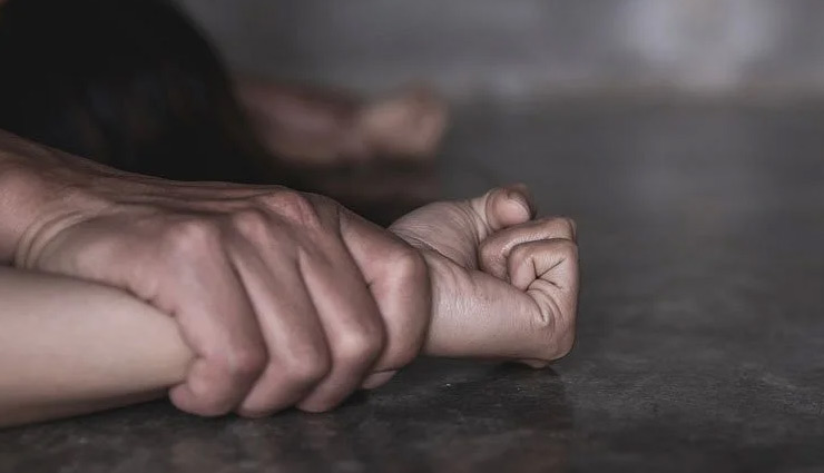 हनुमानगढ़ / 16 साल की नाबालिग युवती के साथ तीन युवकों ने किया गैंगरेप, पीड़ित परिवार का आरोप -  खुले आम घूम रहे हैं  आरोपी