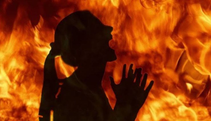 उन्नाव रेप पीड़िता ने एसपी ऑफिस के बाहर खुद को लगाई आग,  हालत गंभीर, पुलिस में हड़कंप