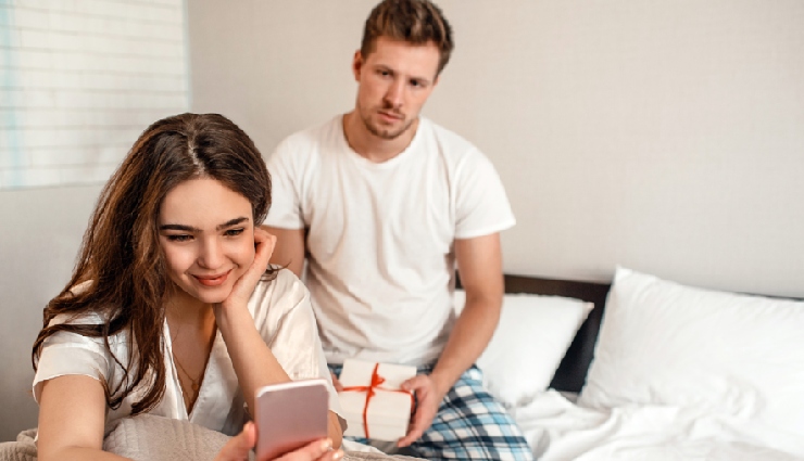 signs she pretending to love you,one-sided love,unreciprocated love,fake love signs,emotional manipulation in relationships,unhealthy relationship signs,signs of insincere affection,how to know if she truly loves you,mental health and toxic love,emotional pain in love,insecure relationships,recognizing fake love