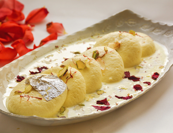 घर पर ही बनाये केसर युक्त रसमलाई घर पर ही बनाये केसर युक्त रसमलाई