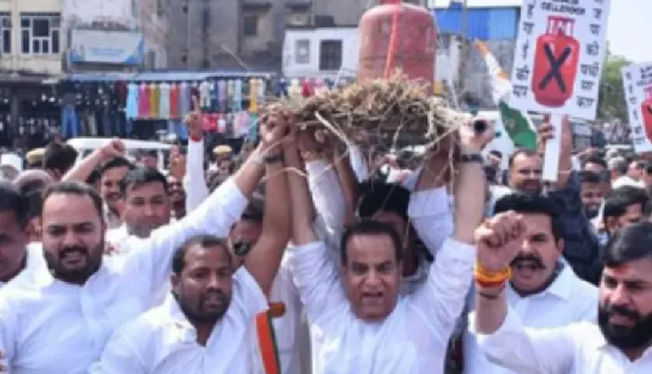 राजस्थान में एलपीजी सिलेंडर को लेकर बढ़ा राजनीतिक घमासान, कांग्रेस ने निकाली ‘सिलेंडर की अर्थी’