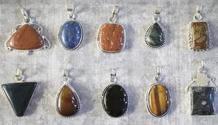 किस्मत पलटने की ताकत रखते हैं रत्न, राशि अनुसार सही चुनाव कर दूर करें दुर्भाग्य 