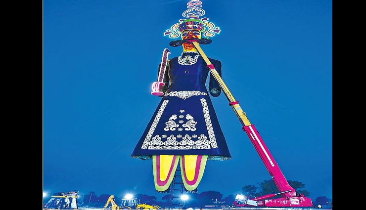 12 घंटे की कड़ी मशक्कत के बाद खड़ा हुआ देश का सबसे बड़ा रावण, लगाए गए ईको फ्रेंडली पटाखे, लागत 30 लाख