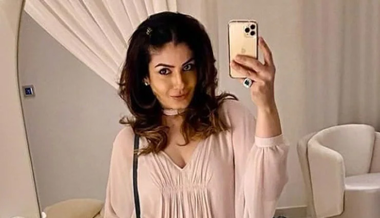 रवीना टंडन ने शॉर्ट ड्रेस में दिए किलिंग पोज़, फैन्स को पसंद आया एक्ट्रेस का अंदाज / PHOTOS 