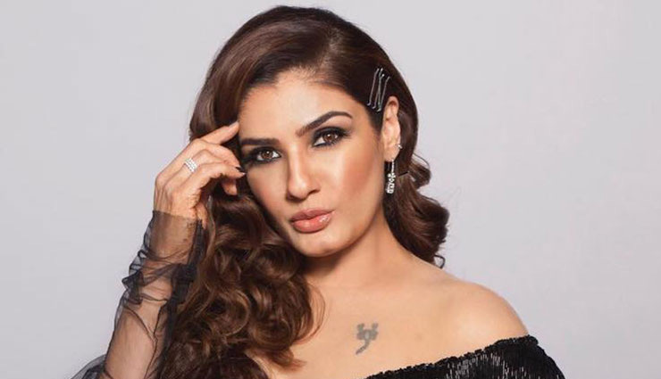 
रवीना टंडन ने जब न्यूयॉर्क की सड़कों पर किया ऐसा डांस, शर्मिंदा होकर मुंह छिपाकर भागी बेटी, देखे वीडियो 