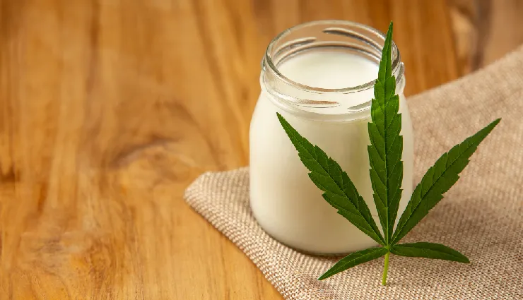 7 DIY Ways To Use Raw Milk To Get Soft and Smooth Skin