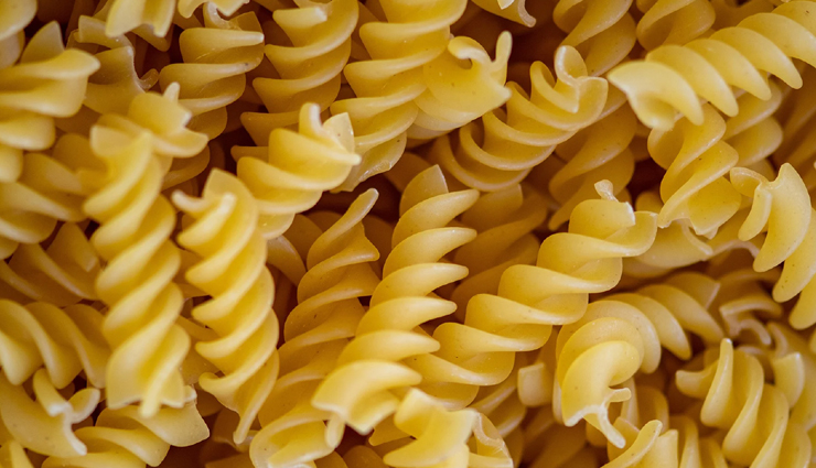 easy creamy pasta salad recipe,creamy pasta salad with feta and veggies,simple pasta salad with creamy dressing,quick and delicious pasta salad,creamy summer pasta salad,easy cold pasta salad recipe,creamy pasta salad for picnics,creamy mayo and yogurt pasta salad,quick pasta salad with fresh ingredients,effortless pasta salad with tangy dressing