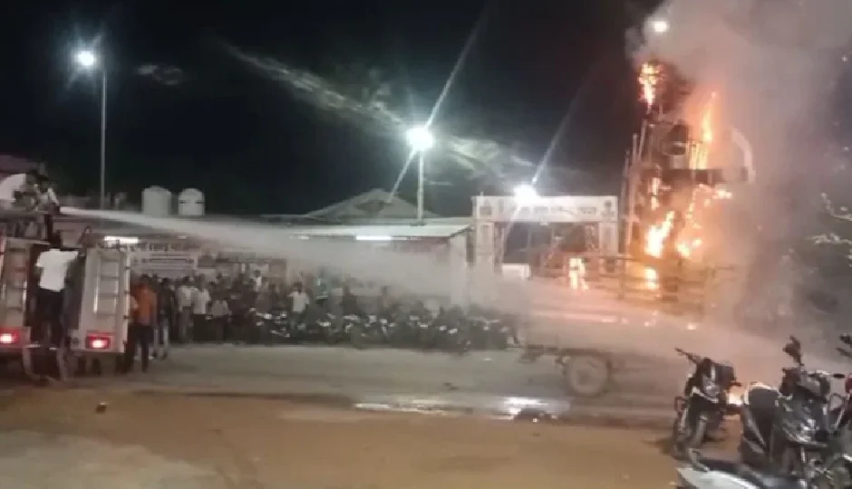 रावण दहन के दौरान हादसा, ट्रैक्टर पर ही जल उठा पुतला, सड़क पर फैली अफरा-तफरी; Video