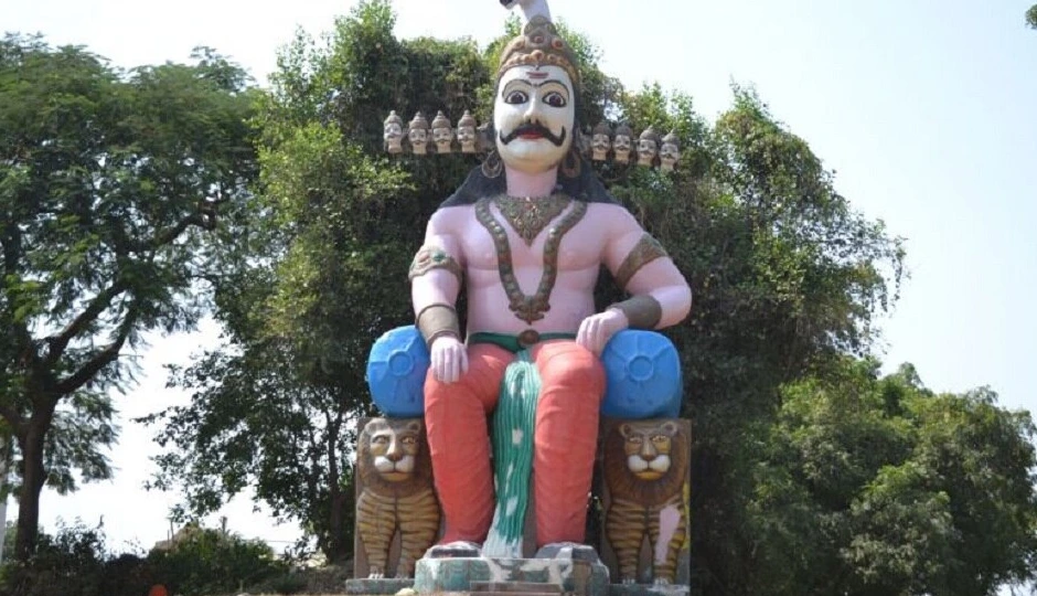 Dussehra 2025: भारत में 7 ऐसे स्थान जहां रावण की होती है पूजा, पुतले का दहन नहीं