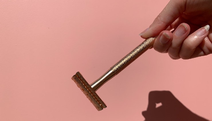 sharing beauty products,is it safe to share lipstick,infections from sharing makeup,dangers of sharing lip gloss,beauty product hygiene,makeup sharing risks,why not to share cosmetics,contagious diseases from cosmetics,avoid sharing makeup,skin infections from beauty products