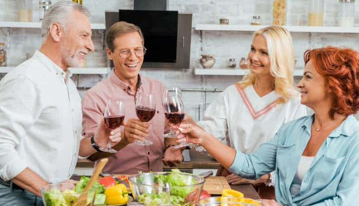 reconnect with old friends,ways to reconnect with friends,tips for reconnecting with old friends,rekindling old friendships,strategies to reconnect with friends,how to get in touch with old friends,reconnecting with long-lost friends,friend reconnection ideas