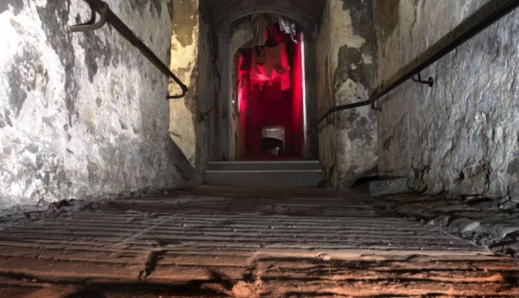 edinburgh,must visit places in edinburgh,edinburgh tourist places,visit edinburgh castle,enter the world of illusions,drink scottish whisky,relax at the princes street gardens,travel,holidays,travel guide