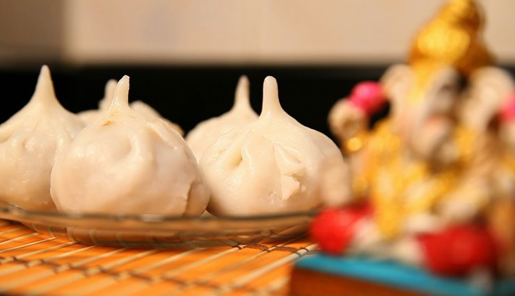 Ganesh Chaturthi 2018 :  गणेश जी को क्यों पसंद है मोदक, आइये जानते है इसके पीछे की कहानियाँ 