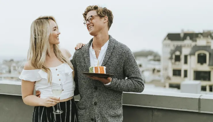 girlfriend still loves her ex,signs shes not over her ex,how to know she misses her ex,emotional signs she still loves her ex,girlfriend talks about her ex,girlfriend brings up ex often,signs of unresolved feelings,relationship red flags,emotional baggage from ex,girlfriend thinking about ex