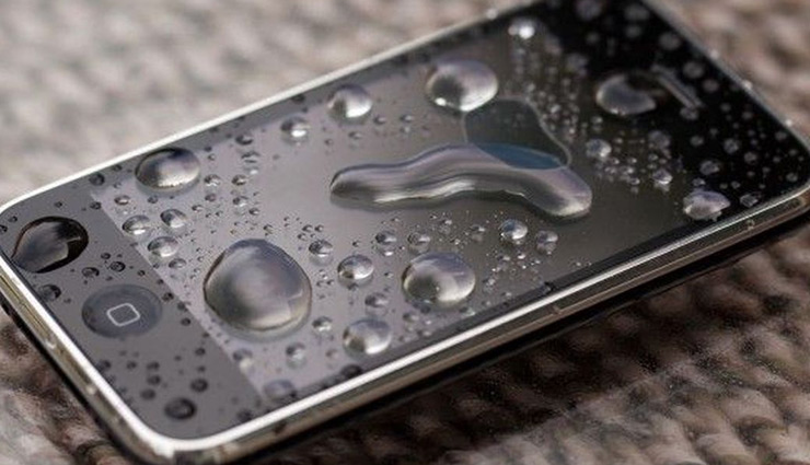 पानी में गिरा हुआ मोबाइल भी हो सकता है ठीक, घर पर ही आजमाए ये बेहतरीन तरीके